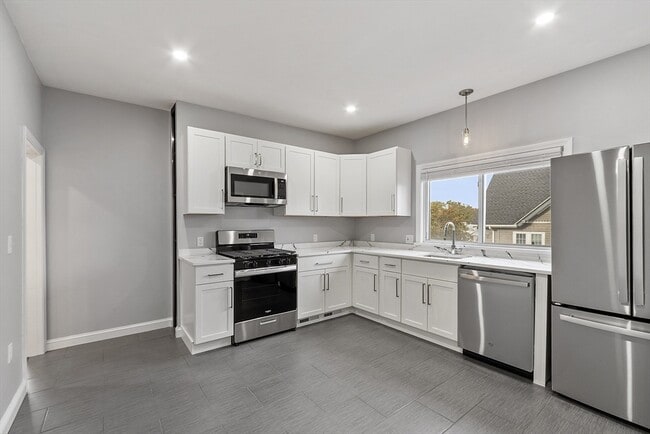 Building Photo - 17 Parker St