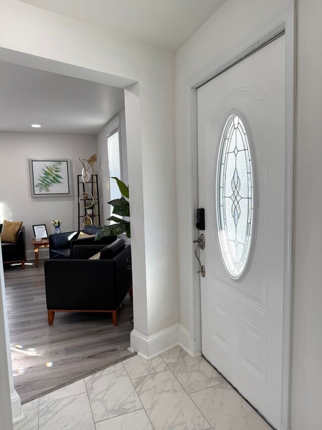 Building Photo - Furnished 2 bed 1 Bath Home