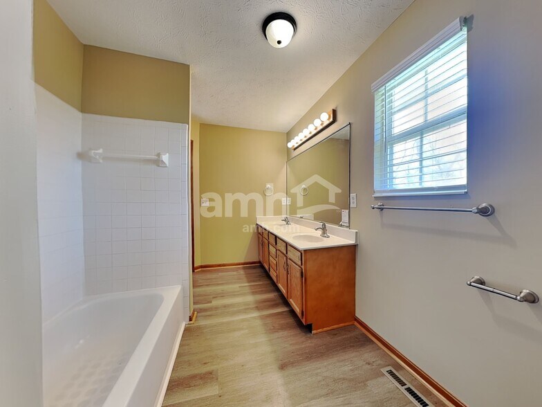Building Photo - 3075 Foxhound Dr