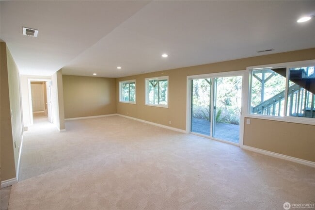 Building Photo - 4Bd/3.5Ba Bellevue Home