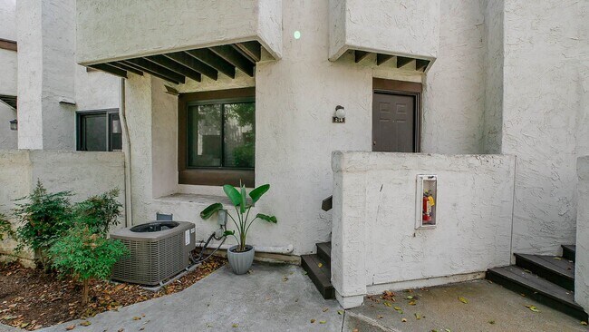 Building Photo - Stylish Sea Colony 3-Level Townhome!