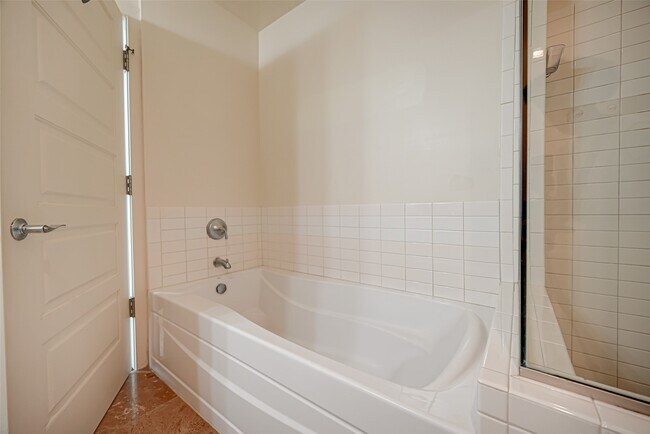 Building Photo - 801 E Beach Dr