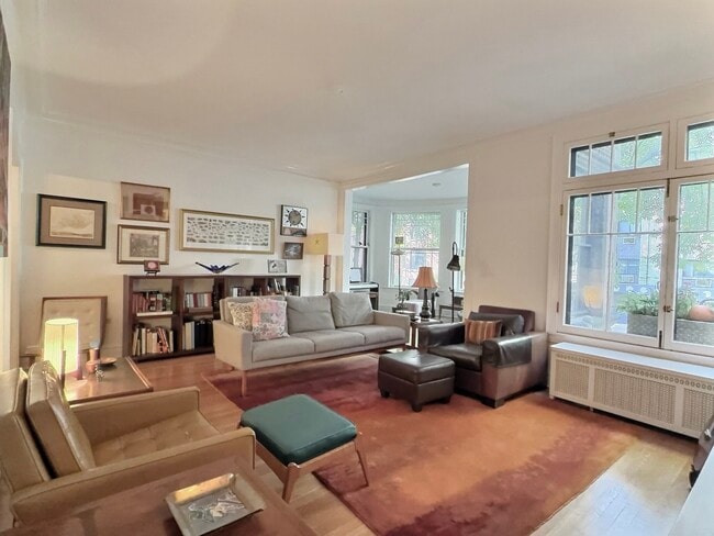 Building Photo - 2921 N Pine Grove Ave