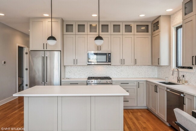 Building Photo - Impeccable 3 bedroom 2.5 bath condo located in the heart of Ukrainian Village / Humboldt Park / W...