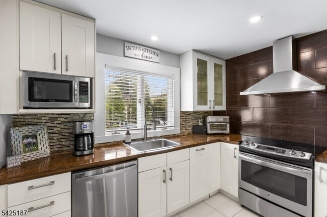 Building Photo - 487 W Shore Trail