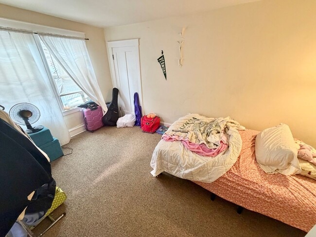 Building Photo - 3 Bedroom Apartment in Burlington VT Available NOW! OFF STREET PARKING, LAUNDRY, HEAT INCLUDED!
