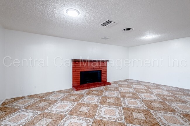 Building Photo - 3 Bedroom/2 Bath Home with Solar - $2100 Per Month!