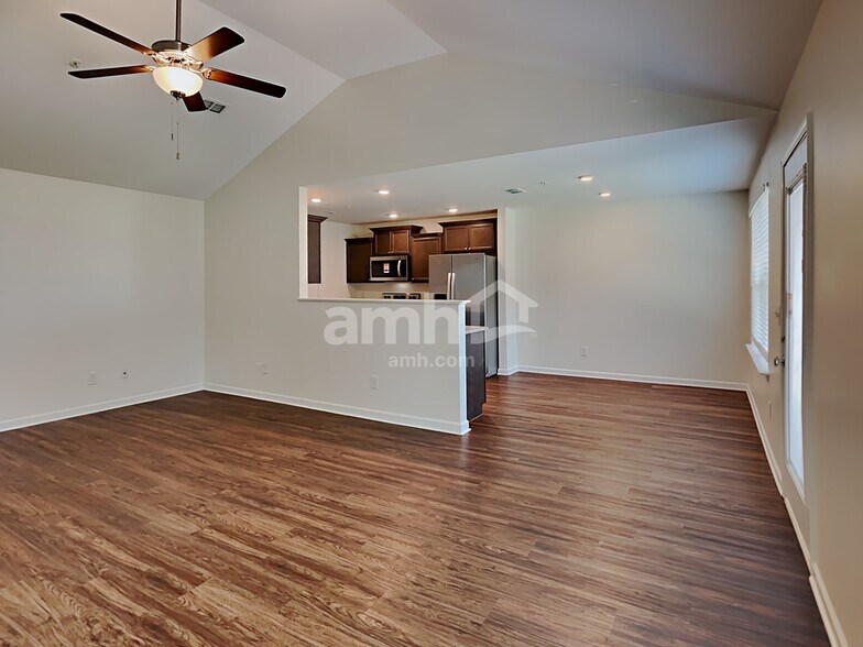 Building Photo - 609 Crooked Creek