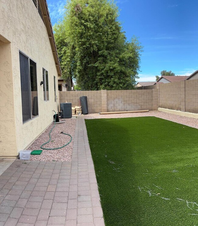 Building Photo - 2720 E Hulet Dr