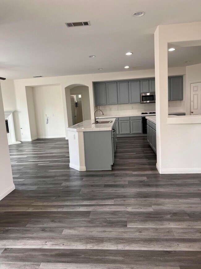 Building Photo - 3406 Club Rancho Dr