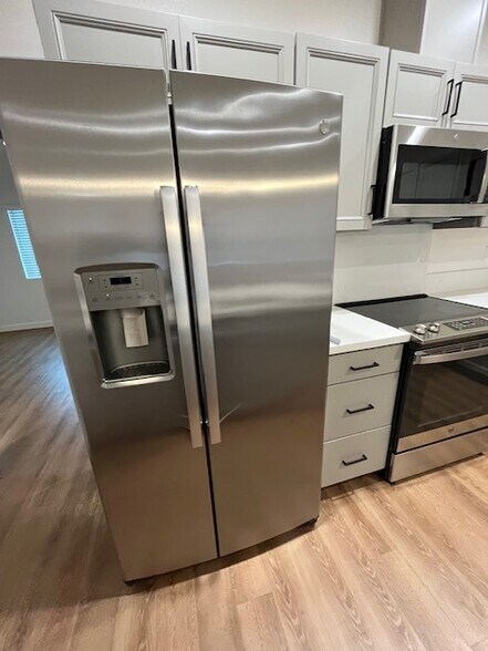 Building Photo - 2029 W Corvina Ave