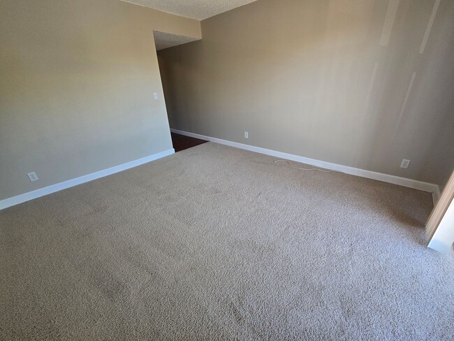 Building Photo - Sunny and Fresh One Bedroom Condo Available For Rent in Louisville!