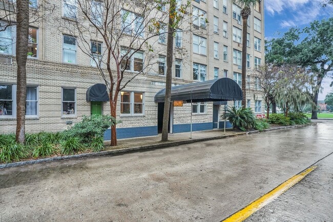 Building Photo - Studio off of Forsyth Park in Historic Downtown Savannah!
