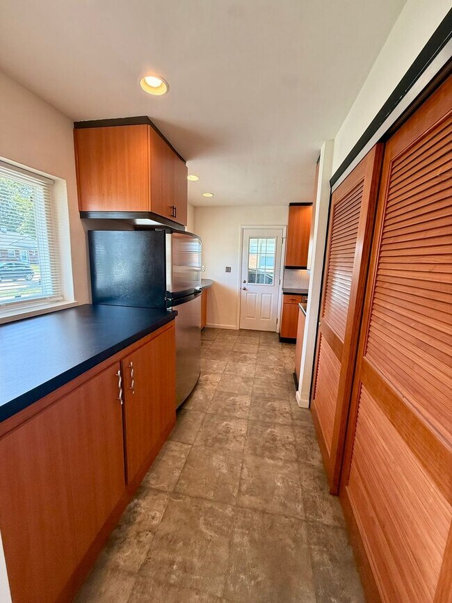 Building Photo - Beautifully Updated 3-Bedroom Brick Ranch in Kettering