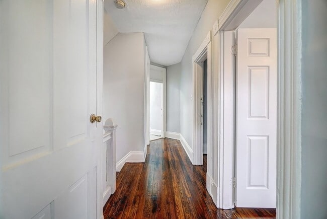 Building Photo - Three Bedroom in Cincinnati! LEASING SPECIAL, Second Month Free if lease signed by 07/31, not mov...