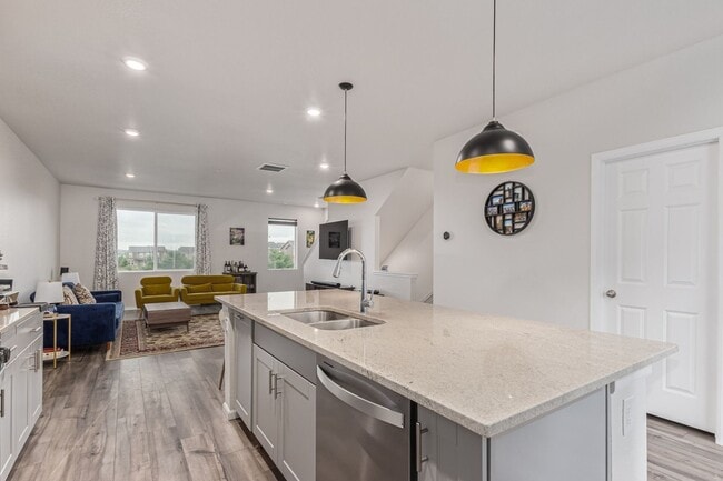 Building Photo - Immaculate, Well-Maintained 3 bed/3.5 Bath...