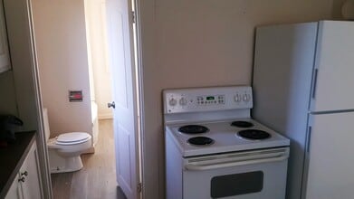 Building Photo - 2 Bedroom/1 Bathroom Near Hays Park