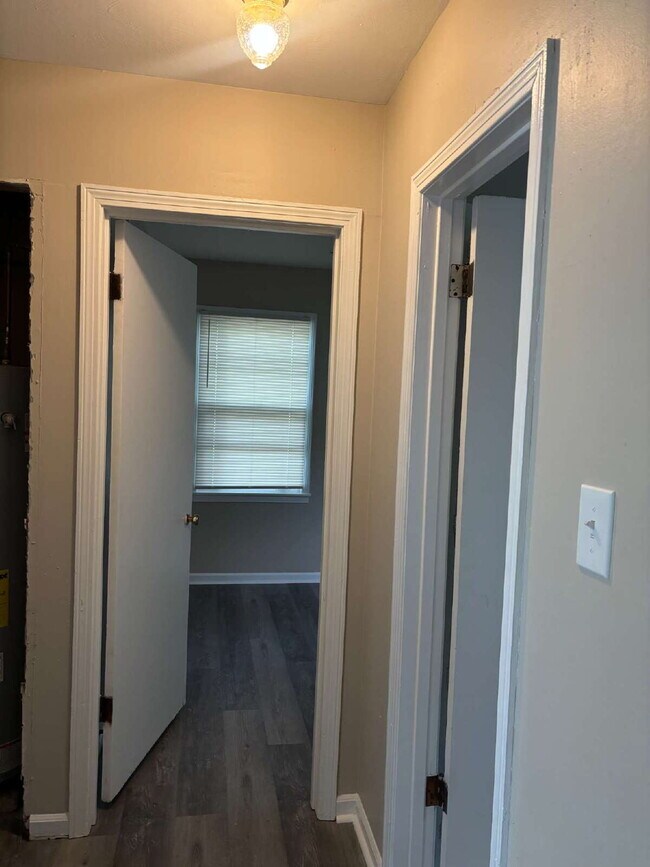 Building Photo - "Charming 3-Bedroom Gem on Winfield Road - Cozy Comfort Awaits in 966 Sq Ft!"