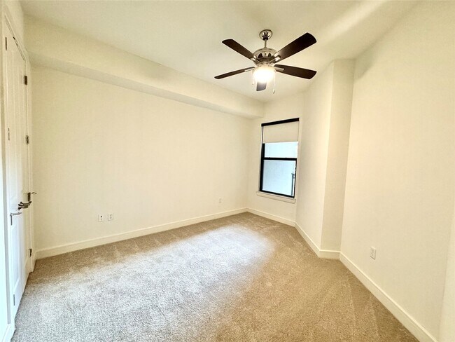 Building Photo - 2303 Mid Ln