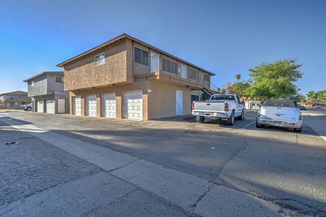 Building Photo - 3301 W Loma Ln