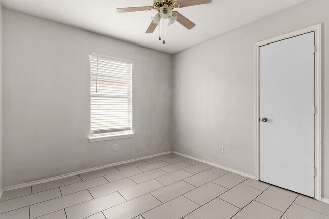 Building Photo - 5512 Golden Dr