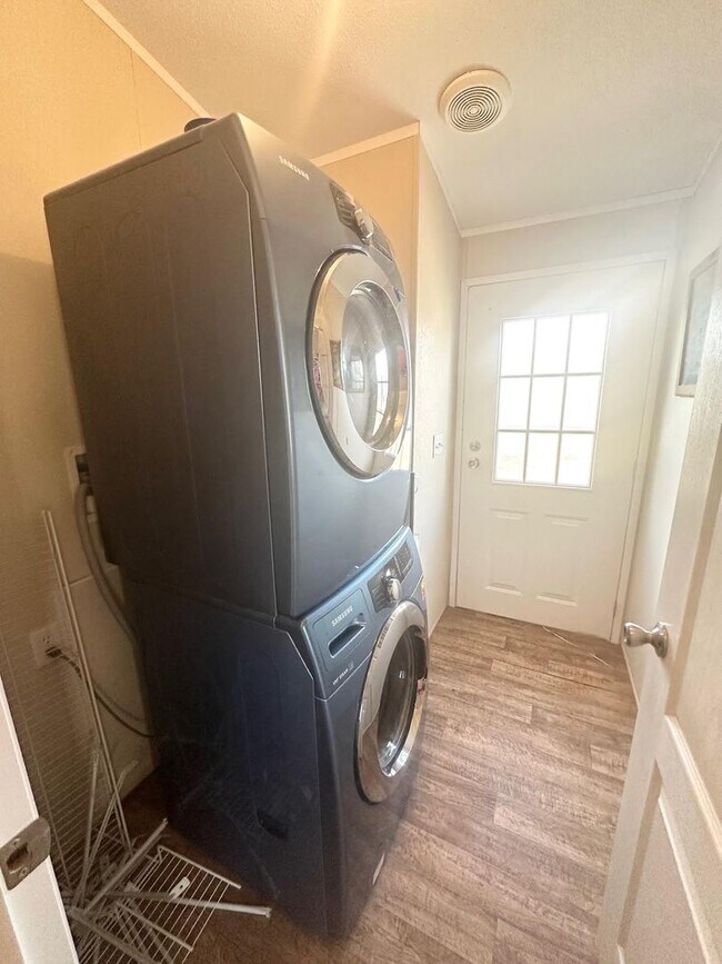 Building Photo - 3 Bedroom 2 Bathroom Ready to Rent