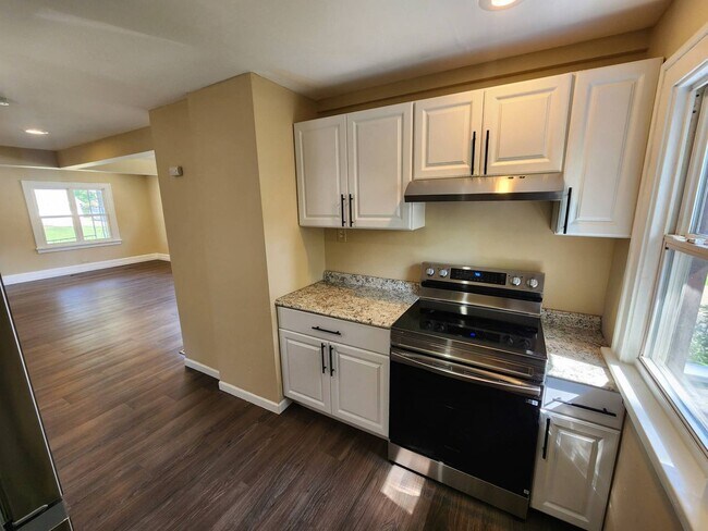 Building Photo - Charming 3-Bedroom Property In Prime location