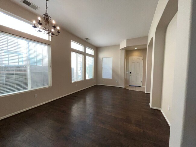 Building Photo - Charming 4BR/3BA/1921SF - Tenant Pays $195...