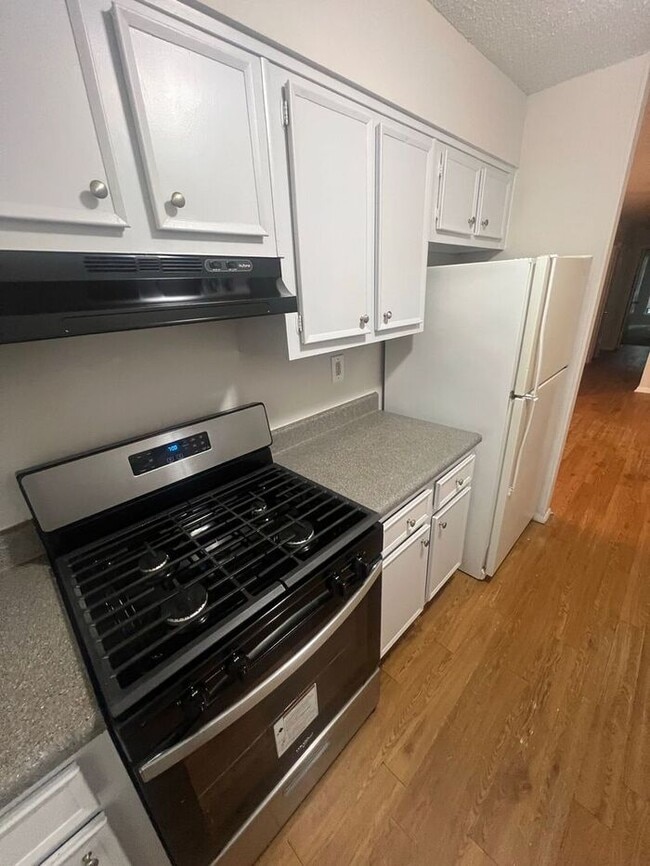 Building Photo - FINALLY a 3 bedroom 2 bath ranch duplex av...