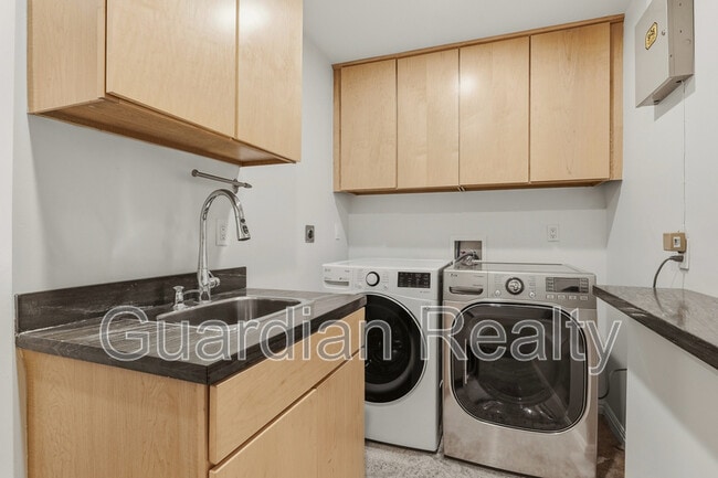 Building Photo - 3007 La Mesa Dr