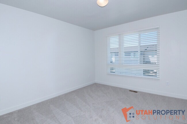 Building Photo - 1006 W 430 S
