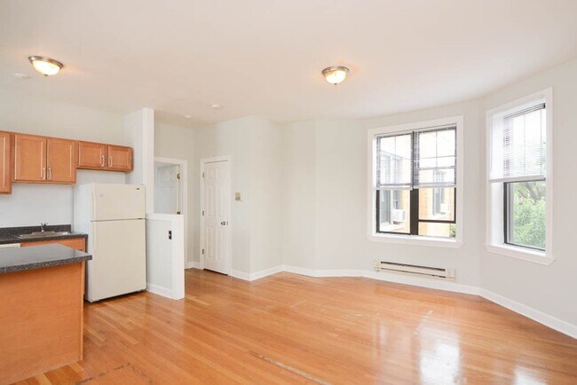 Building Photo - 728 W Barry Ave