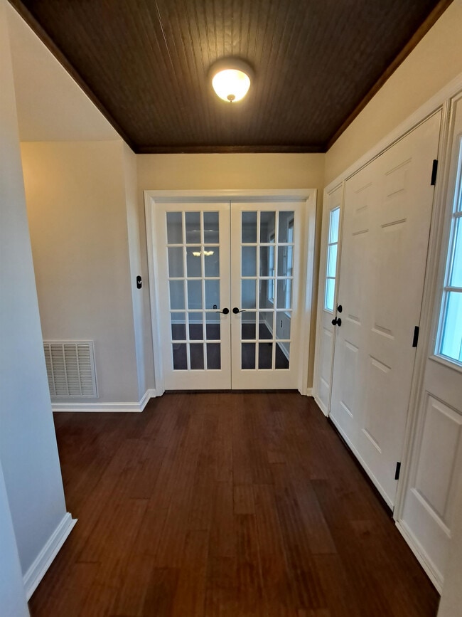 Building Photo - 9818 Gunston Hall Rd