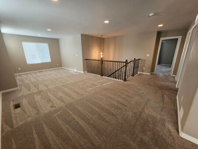 Building Photo - Beautiful 5 Bedroom, 3.5 Bath, 4 Car Garag...