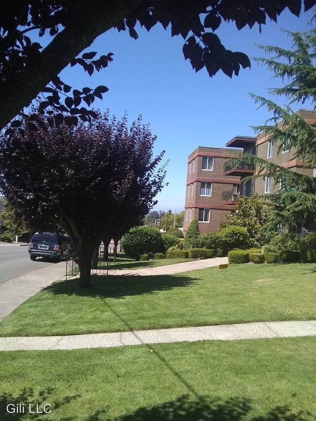 Building Photo - 3030 NE 10th St