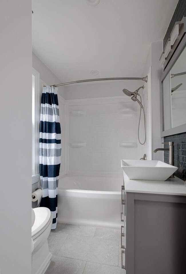 Building Photo - Charming 2 bdr, 2 bthr single family home in Belmont Cragin.