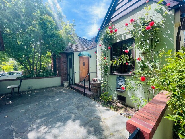 Building Photo - Gorgeous 3bed/2bath home in East Sac