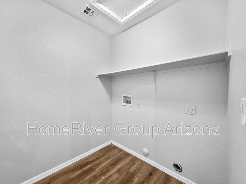 Building Photo - 8942 W Holly St