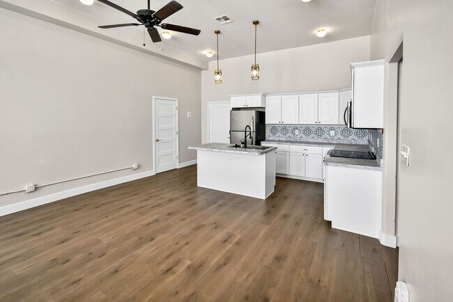 Building Photo - VINTAGE VAULT