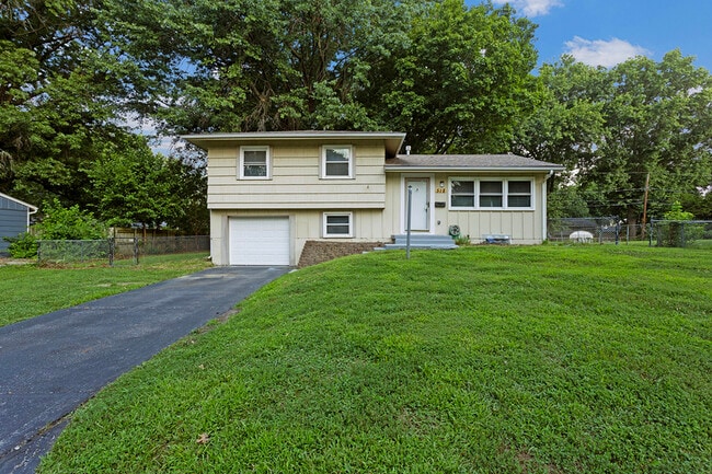 Building Photo - 518 NW Frances Dr