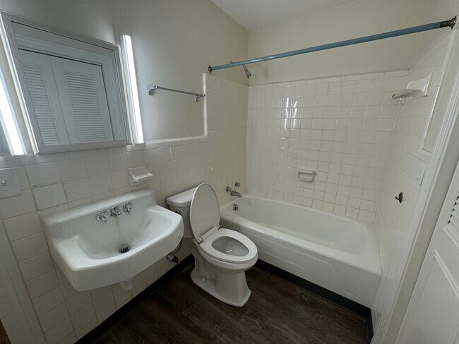 Building Photo - Renovated 4/3 House in North Hills- $1,995