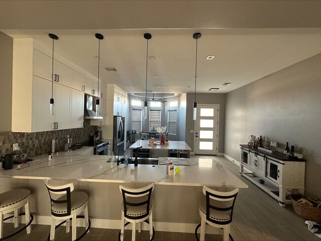 Building Photo - Beautiful Brand-New Home for Rent in Viewp...