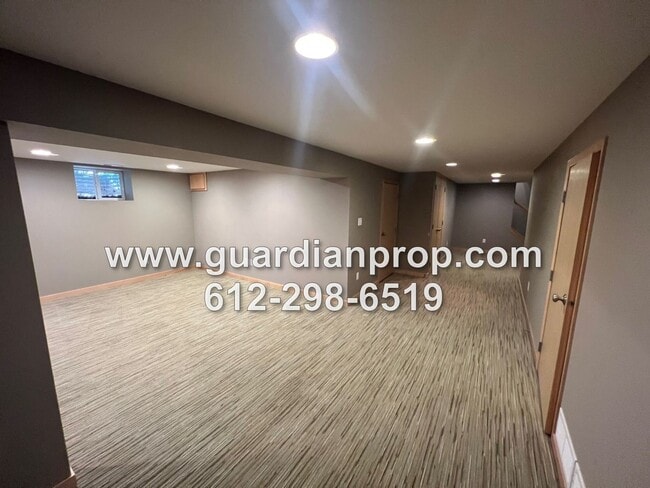 Building Photo - Mendota Heights Rambler Available Septembe...