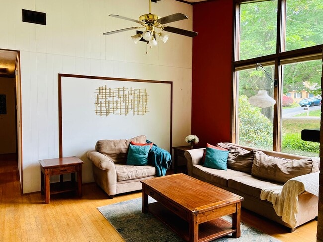 Building Photo - Charming 3 Bedroom Christiansburg Home