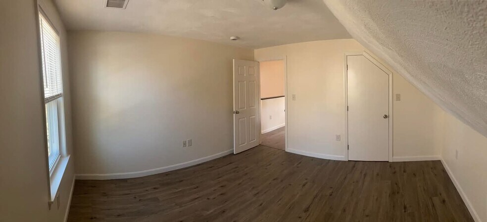 Building Photo - 102 Holten St