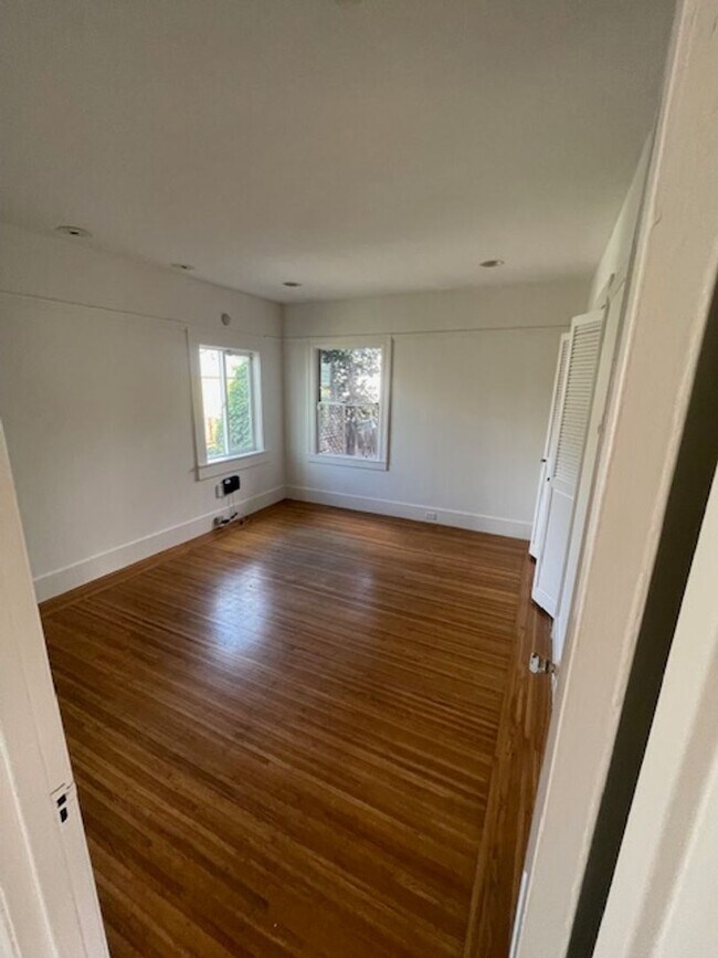 Building Photo - Great House in Oakland! 2 Beds, 1 Bath