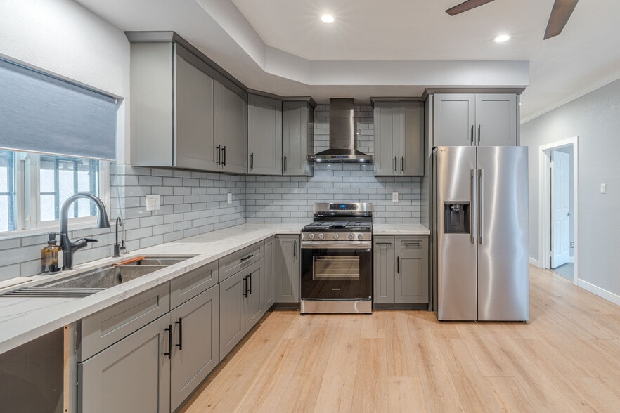 Building Photo - 146 W 57th St