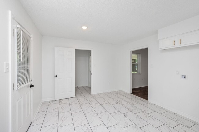 Building Photo - 3 bedroom, 2 bath recently updated in Horn...