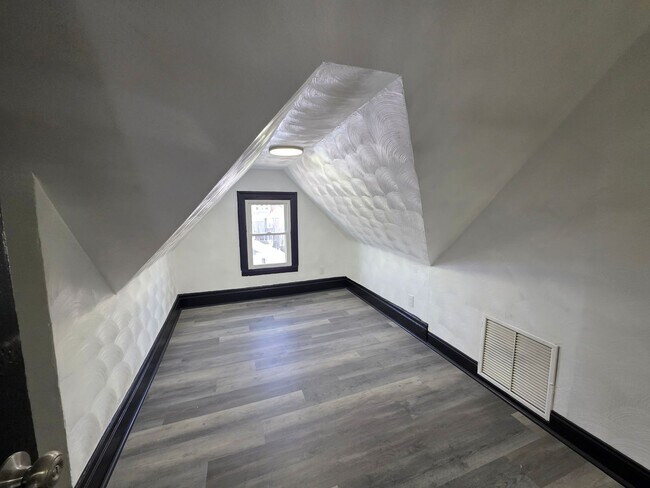 Building Photo - Fully updated 24 bedroom 1 bathroom apartment for rent in Crafton!