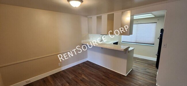 Building Photo - 708 Santa Barbara Dr W
